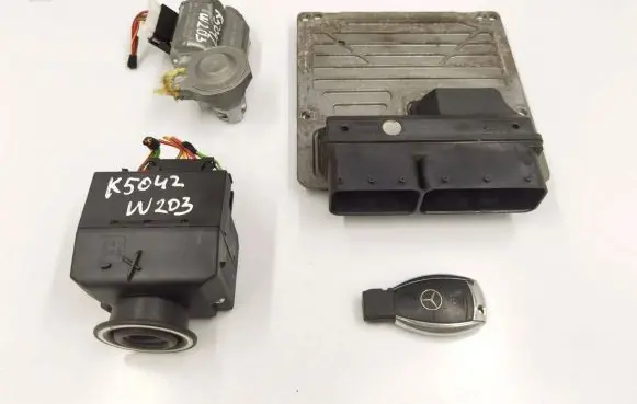 Mercedes-Benz C W203 Engine ECU kit and lock set 5WK90583 A2711535391