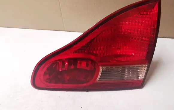 Toyota Avensis Verso Tailgate rear/tail lights E137654