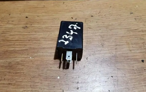 Volkswagen PASSAT B5 Other relay 00589902