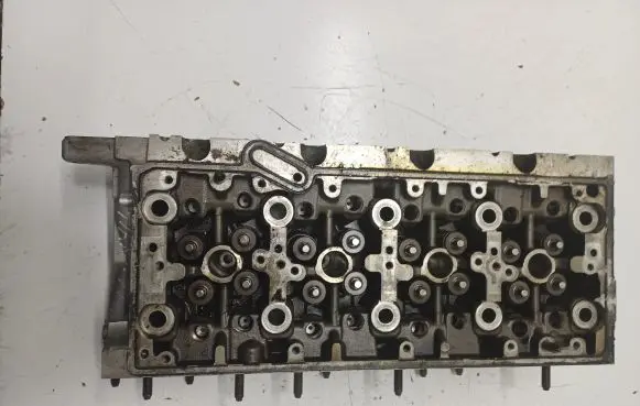 Volkswagen PASSAT B8 Engine head 04L103373E