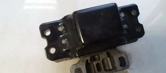 Volkswagen Golf V Engine mount bracket 1K0199555