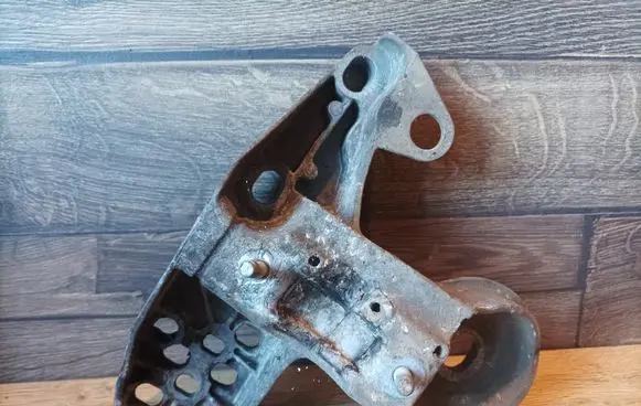 Volkswagen PASSAT B5.5 Engine mounting bracket
