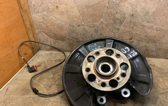 Mercedes-Benz SLK R172 Rear wheel hub 1720405