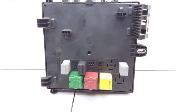 Opel Vectra C Relay mounting block 519162002 13205774