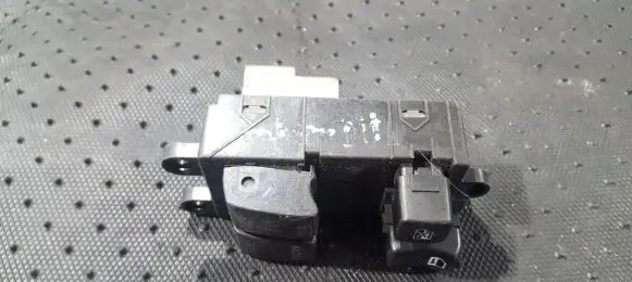 Nissan Almera N16 Electric window control switch