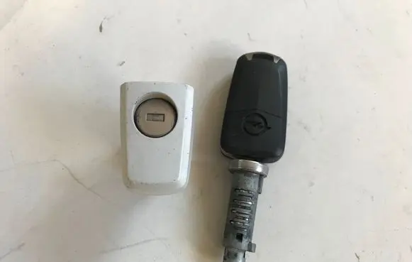 Opel Astra J Ignition key/card 
