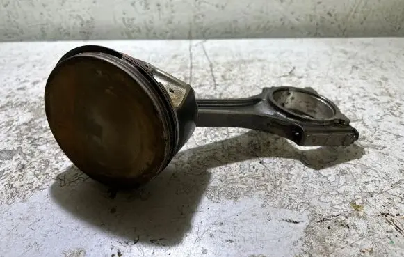 Dodge Challenger Piston with connecting rod