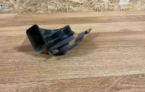 Nissan Primera Horn signal 70381157