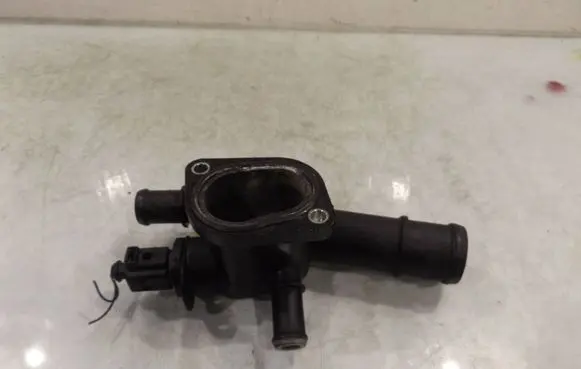 Volkswagen Polo IV 9N3 Engine coolant pipe/hose 038121132D