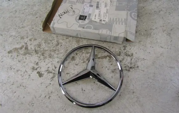 Mercedes-Benz G W463 2nd Gen Manufacturer badge logo/emblem A0008175302