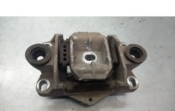 Ford Mondeo MK IV Engine mounting bracket