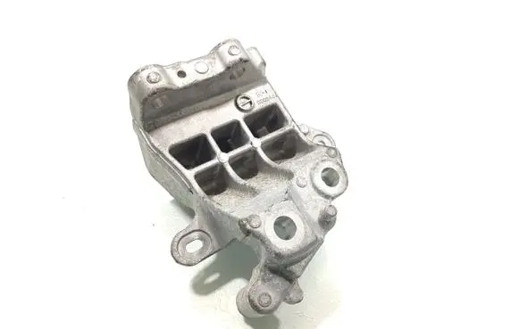 Suzuki Swift III Engine mounting bracket
