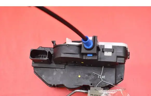Opel Astra J Front door lock 13503802