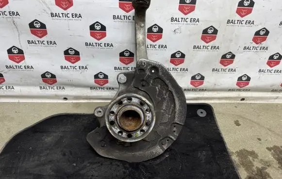 Mercedes-Benz C W205 Front wheel hub 2052200