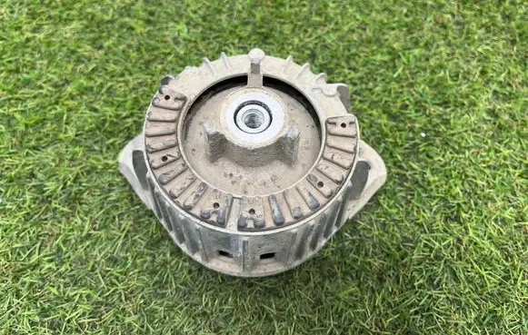 Engine mount bracket