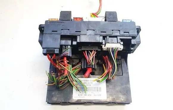 Mercedes-Benz C W203 Fuse box set 2039060005