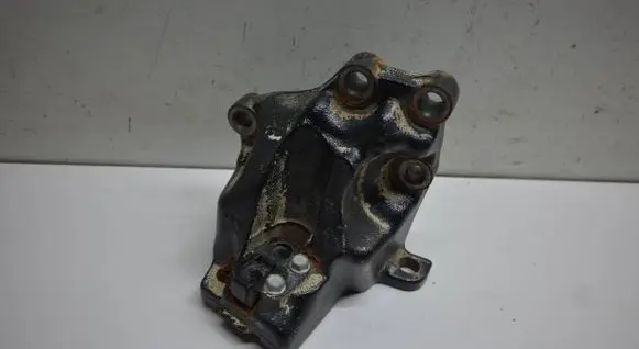 Engine mounting bracket