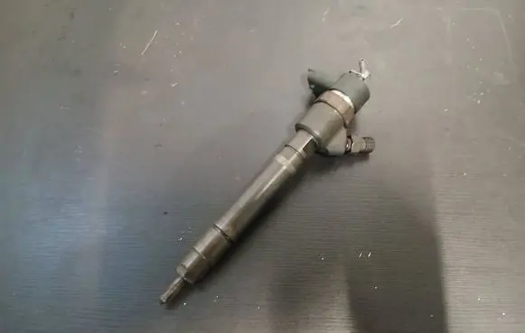 Volvo S60 Fuel injector 30750283