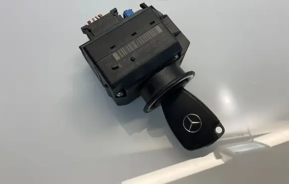 Mercedes-Benz E W211 Ignition lock 2115450608 A2115450608