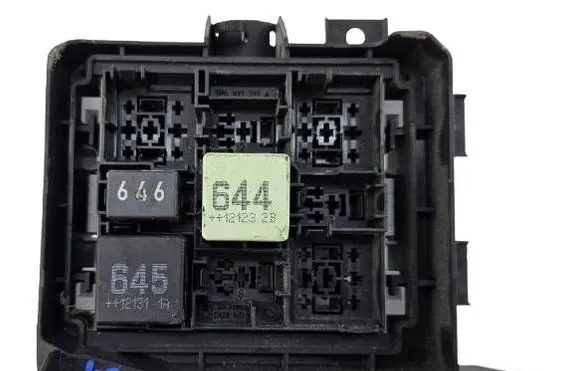 Volkswagen Touareg II Relay mounting block 7P0937211A