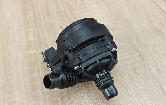 BMW 8 G16 Water pump 8840613