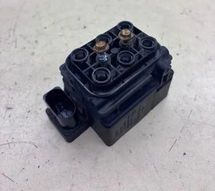 Audi Q7 4L Air suspension valve block 15152400082