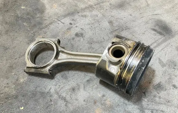 Peugeot Partner III Piston with connecting rod
