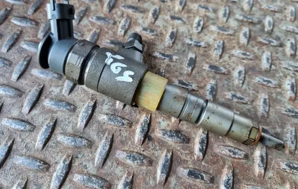 Ford Focus Fuel injector CV6Q9F593AA 0445110489
