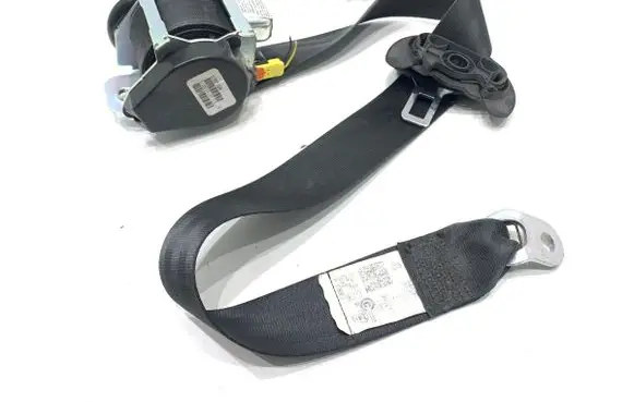 Volkswagen Golf VI Front seatbelt 
