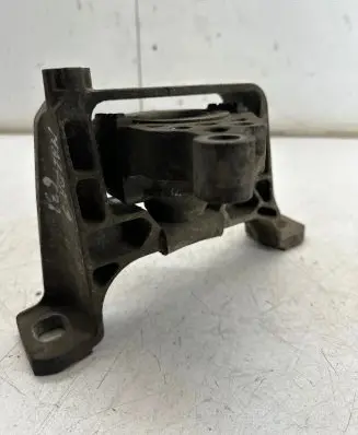 Mazda 3 II Engine mount bracket