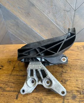 Engine mount bracket