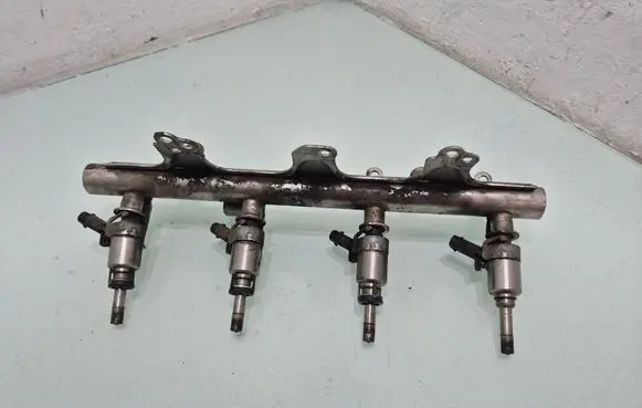 Volkswagen Tiguan Fuel injectors set 06J133317M
