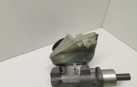 Volkswagen PASSAT B4 Master brake cylinder 7D0611303A
