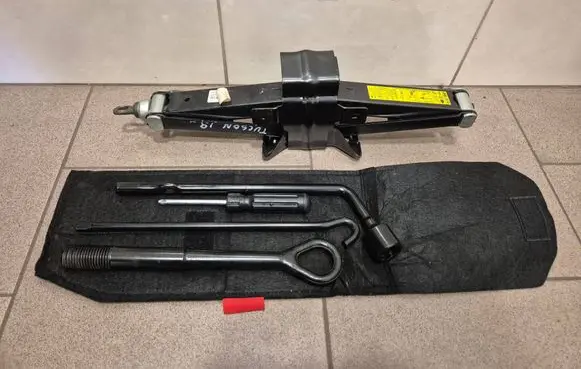 Hyundai Tucson TL Tool set 09130D3010 09110D3000