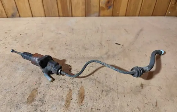 Volkswagen PASSAT B4 Clutch slave cylinder 03330300381