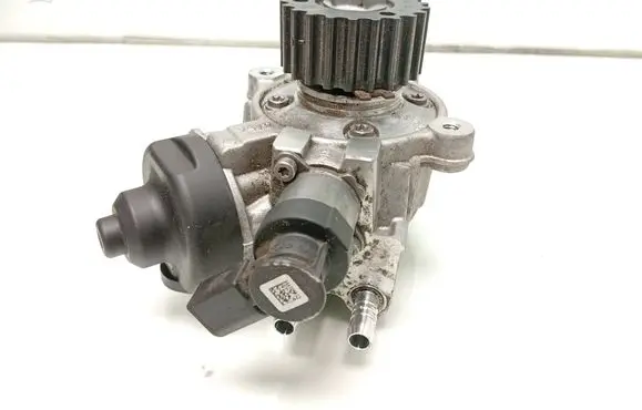 Seat Leon (5F) Fuel injection high pressure pump 04L130755E 04L130101