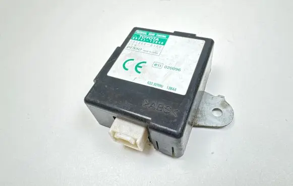 Toyota Corolla E120 E130 Door central lock control unit/module 8974113040 2513000100