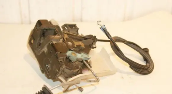 Volkswagen Polo Front door lock 3B1837016BR