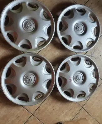 Mazda 323 F R14 wheel hub/cap/trim 8642