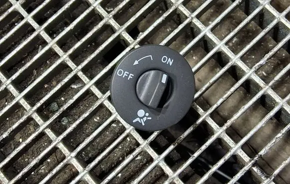 Dacia Sandero Passenger airbag on/off switch 681995427R
