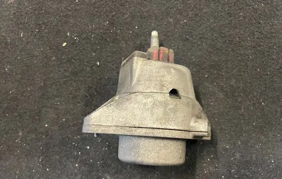 Engine mount bracket