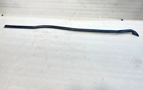 BMW X6M G06 F96 Rubber seal front coupe door 9465617