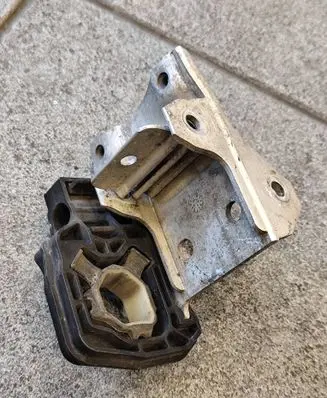 BMW 5 F10 F11 Radiator mount bracket 7186514 7207152 7211162