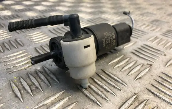 Audi A3 S3 8P Windscreen/windshield washer pump 1J69550651