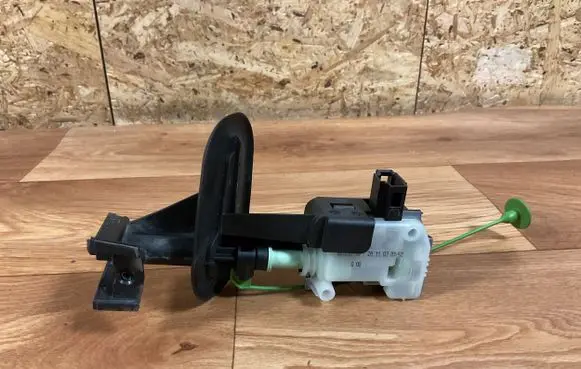 Volvo V70 Fuel tank cap lock motor 31265361