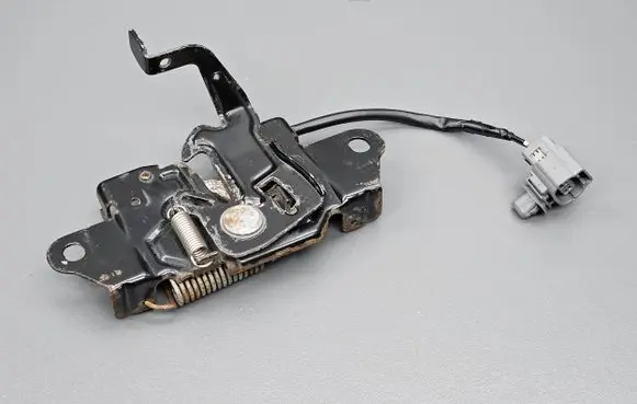 Mazda 3 III Engine bonnet/hood lock/catch