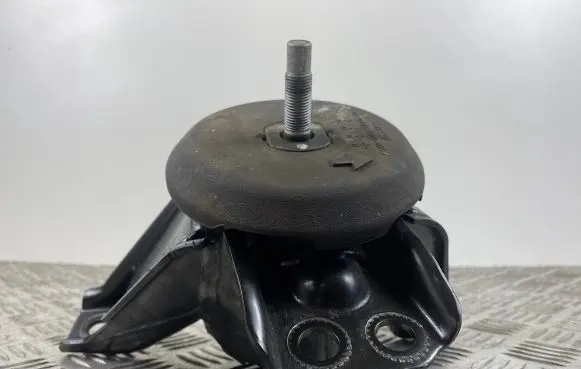 Hyundai Santa Fe Engine mount bracket