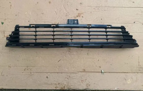 Toyota Auris E180 Front bumper lower grill 53112-02670