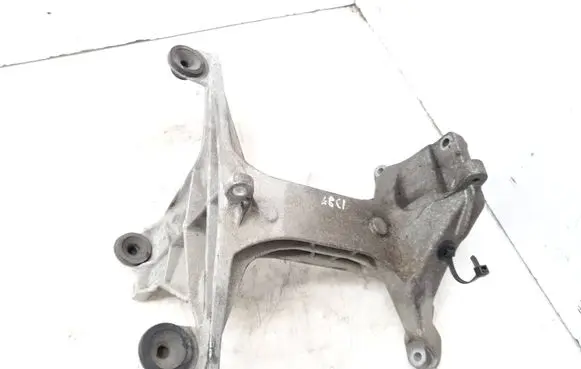 Mercedes-Benz C W205 Engine mounting bracket A2740981439