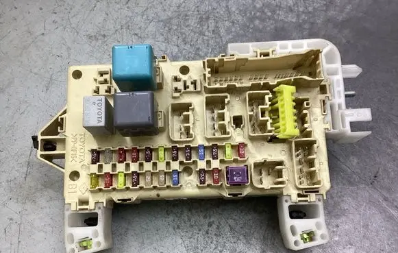 Toyota Corolla Verso AR10 Fuse module 892210F010 4140462190 0404072259480